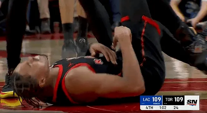 500万彩票网-哈登关键时刻连得8分追平比分，但邓恩随后被吹罚掩护犯规